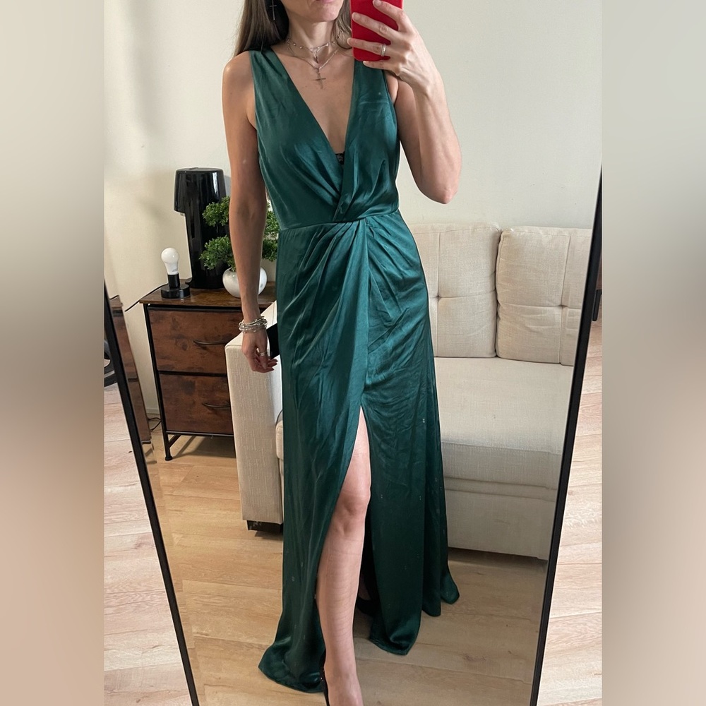 Lulu’s Refinement Emerald Green Sleeveless Satin Maxi Dress – Size M – NEW
